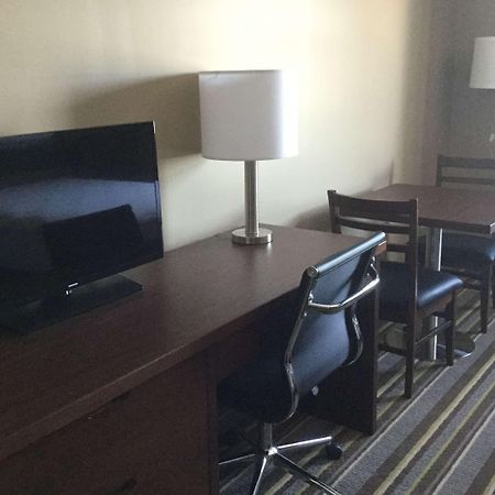 Super 8 By Wyndham Hardisty Hotel Bagian luar foto