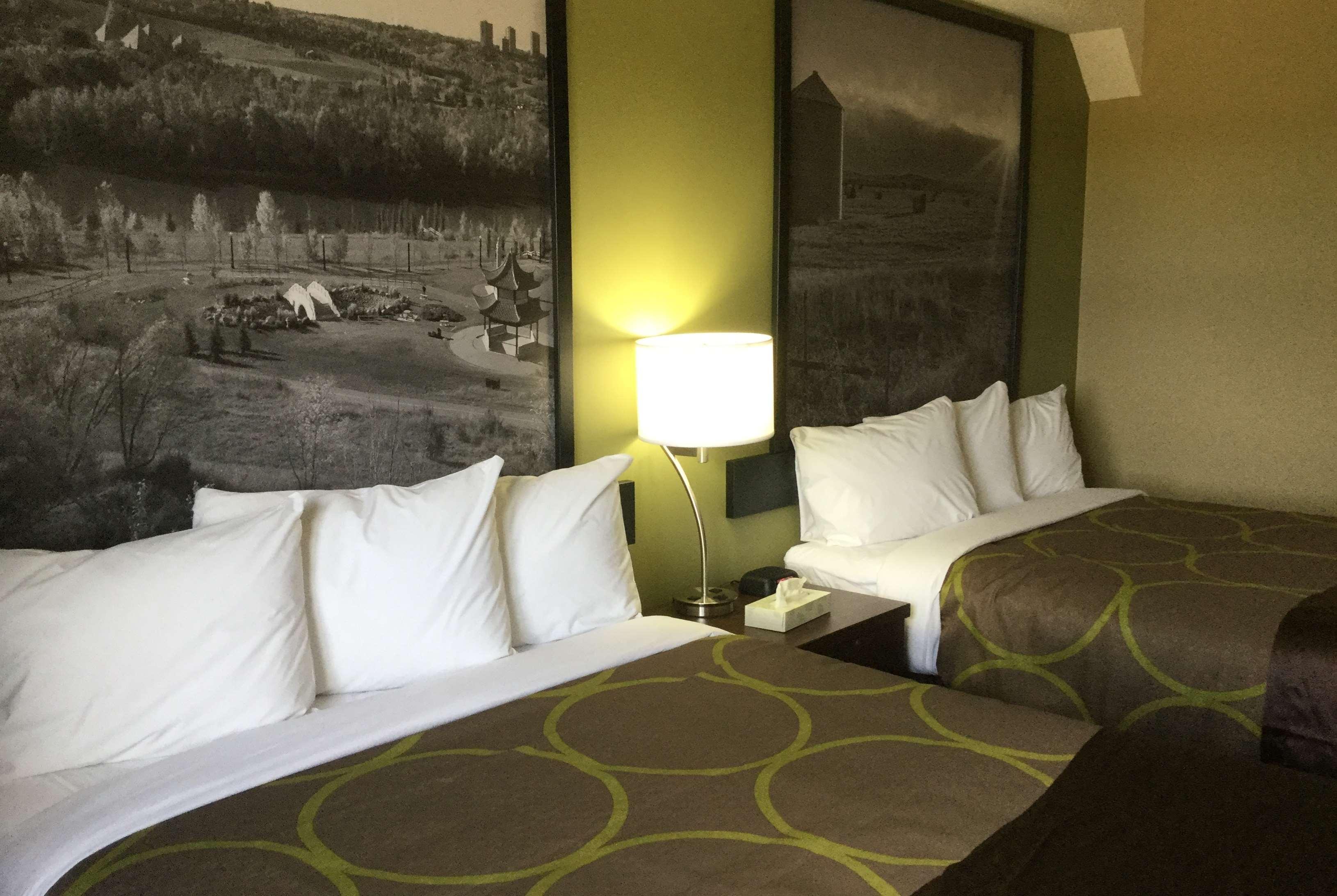 Super 8 By Wyndham Hardisty Hotel Bagian luar foto