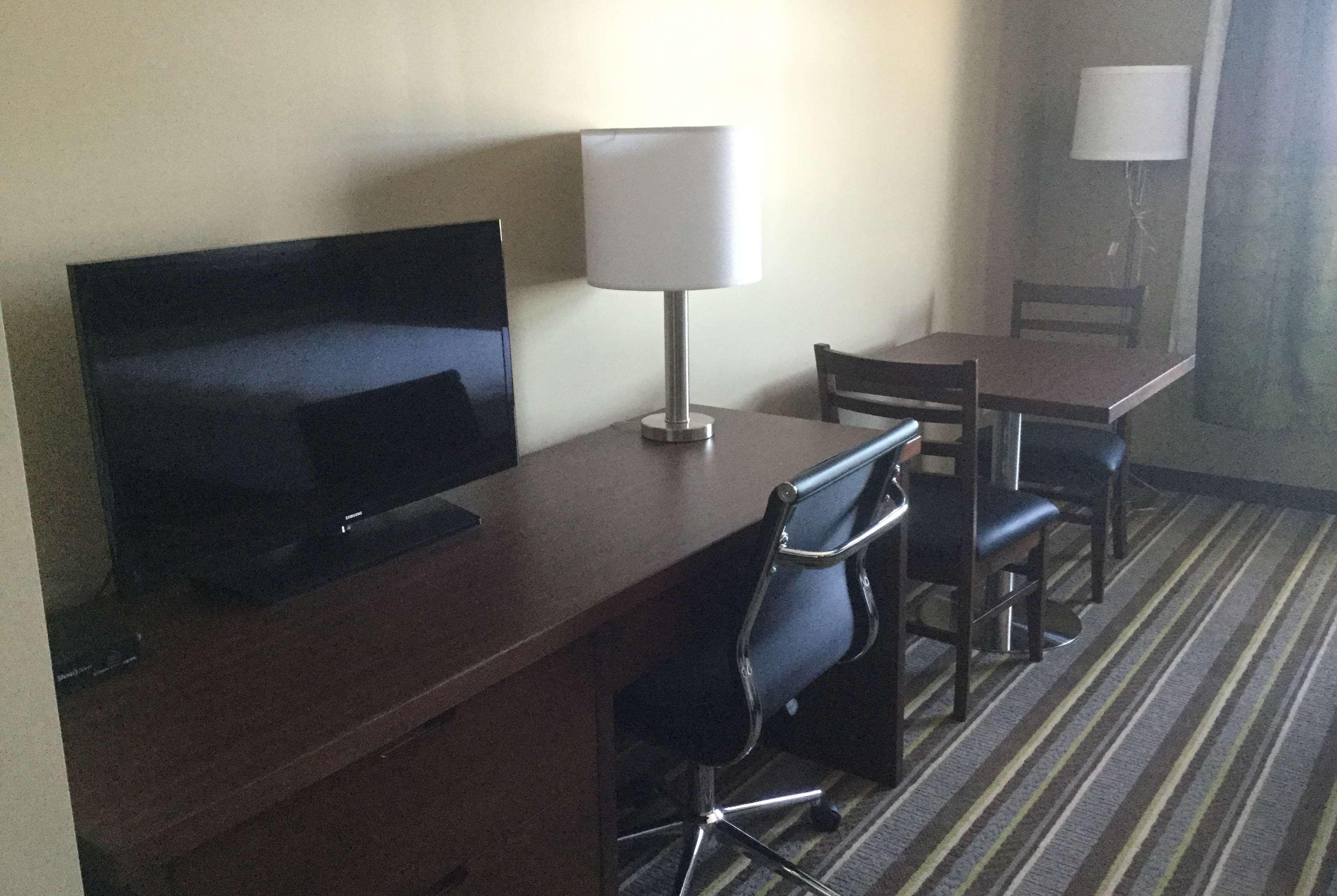 Super 8 By Wyndham Hardisty Hotel Bagian luar foto