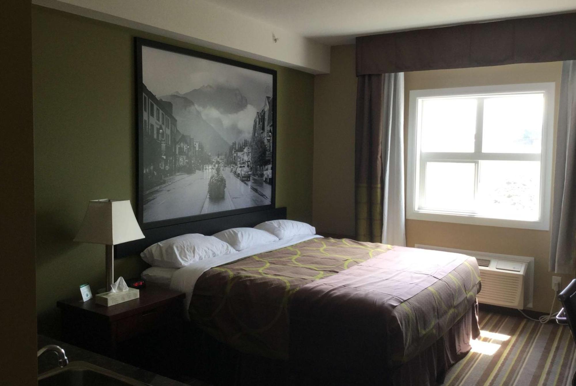 Super 8 By Wyndham Hardisty Hotel Bagian luar foto