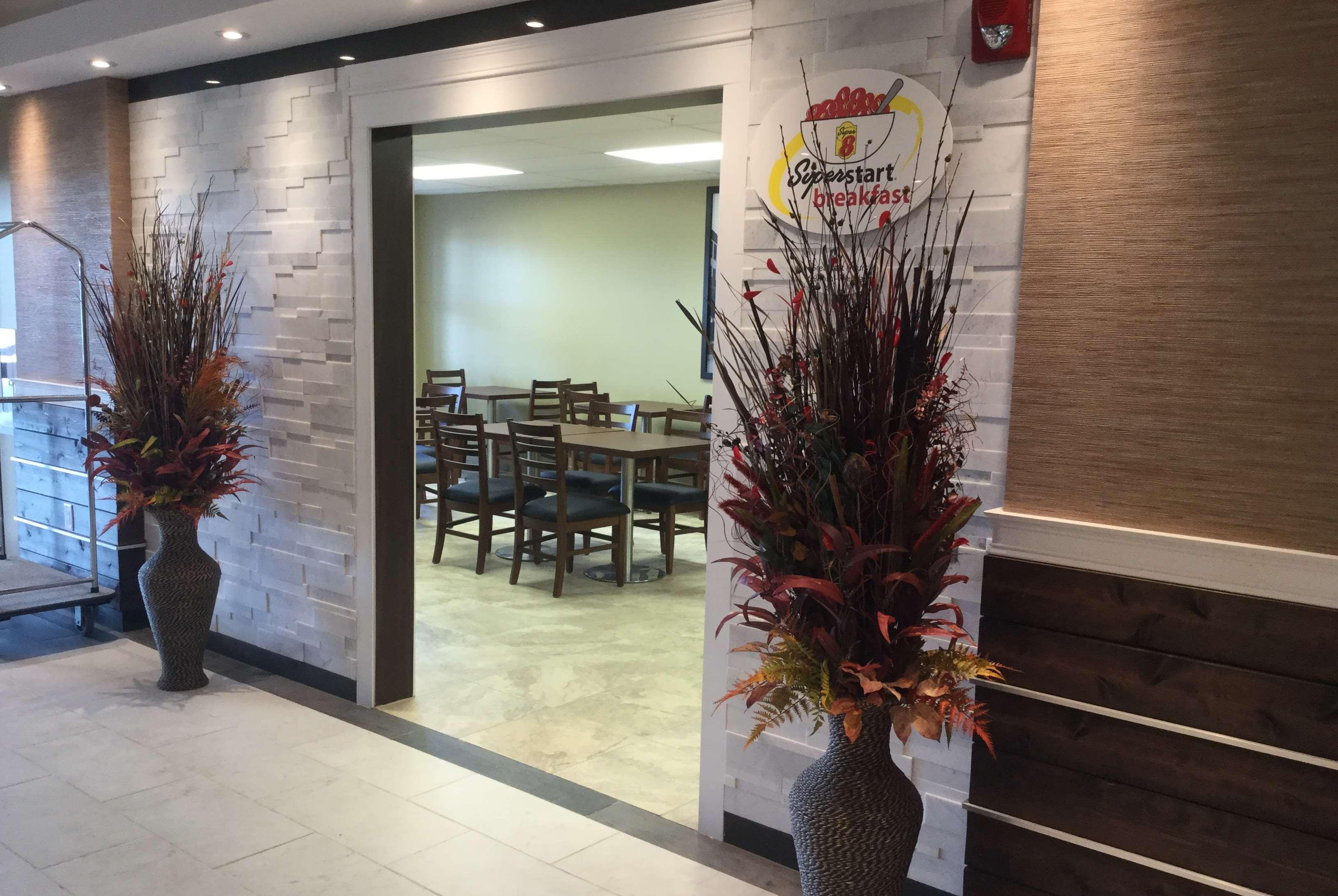 Super 8 By Wyndham Hardisty Hotel Bagian luar foto