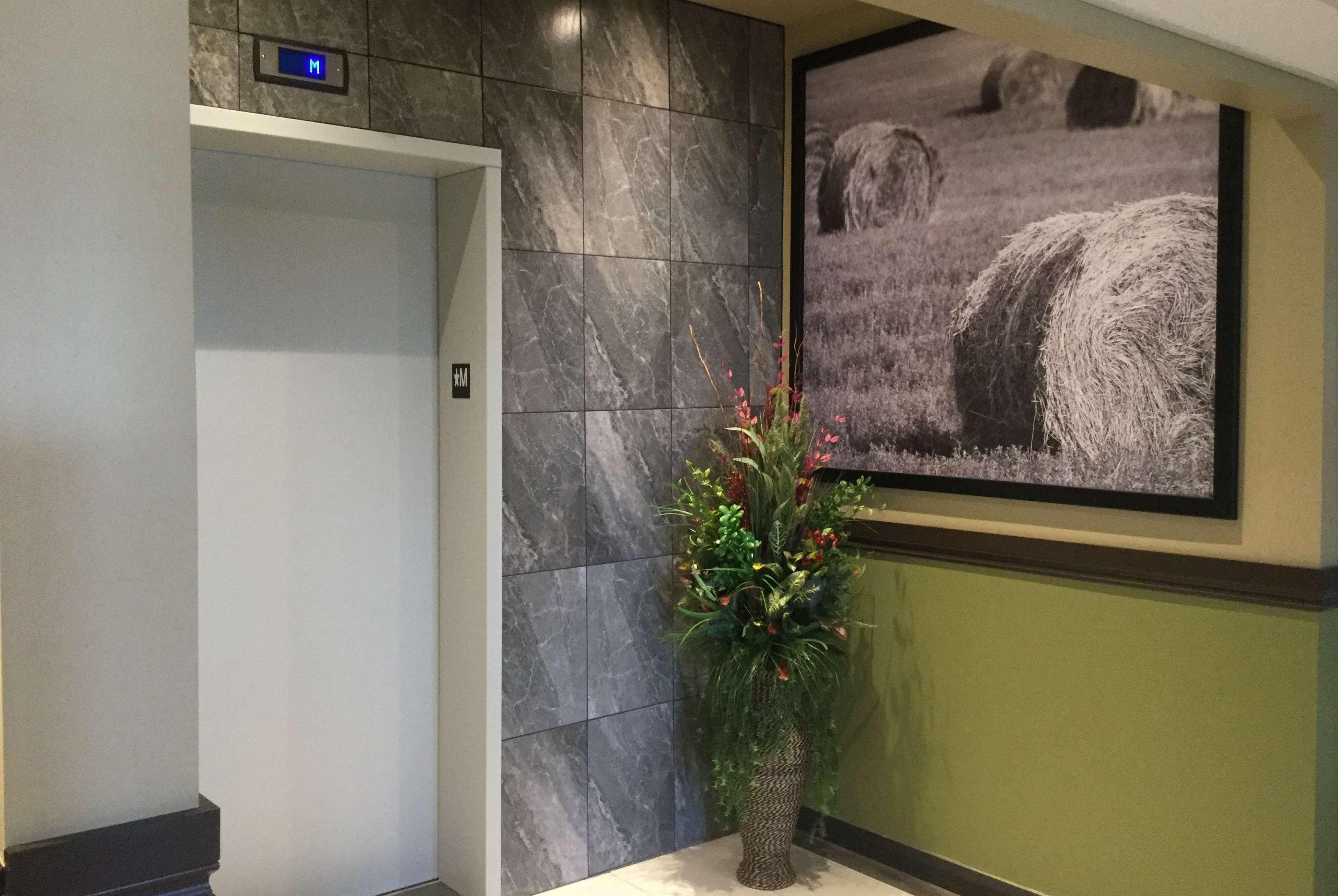 Super 8 By Wyndham Hardisty Hotel Bagian luar foto