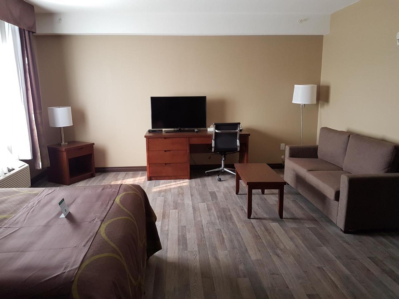 Super 8 By Wyndham Hardisty Hotel Bagian luar foto