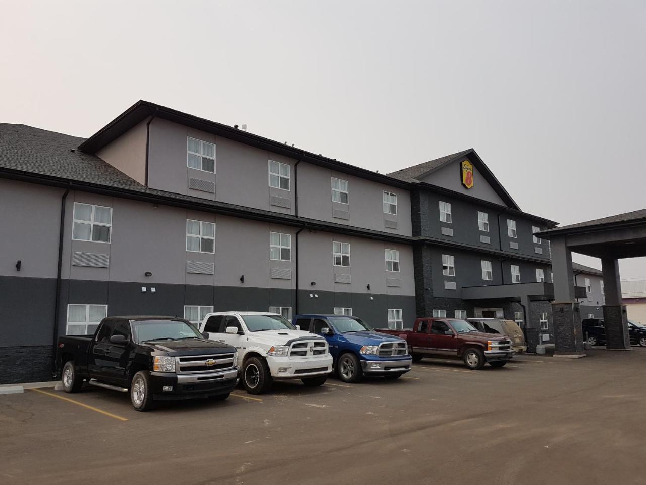 Super 8 By Wyndham Hardisty Hotel Bagian luar foto