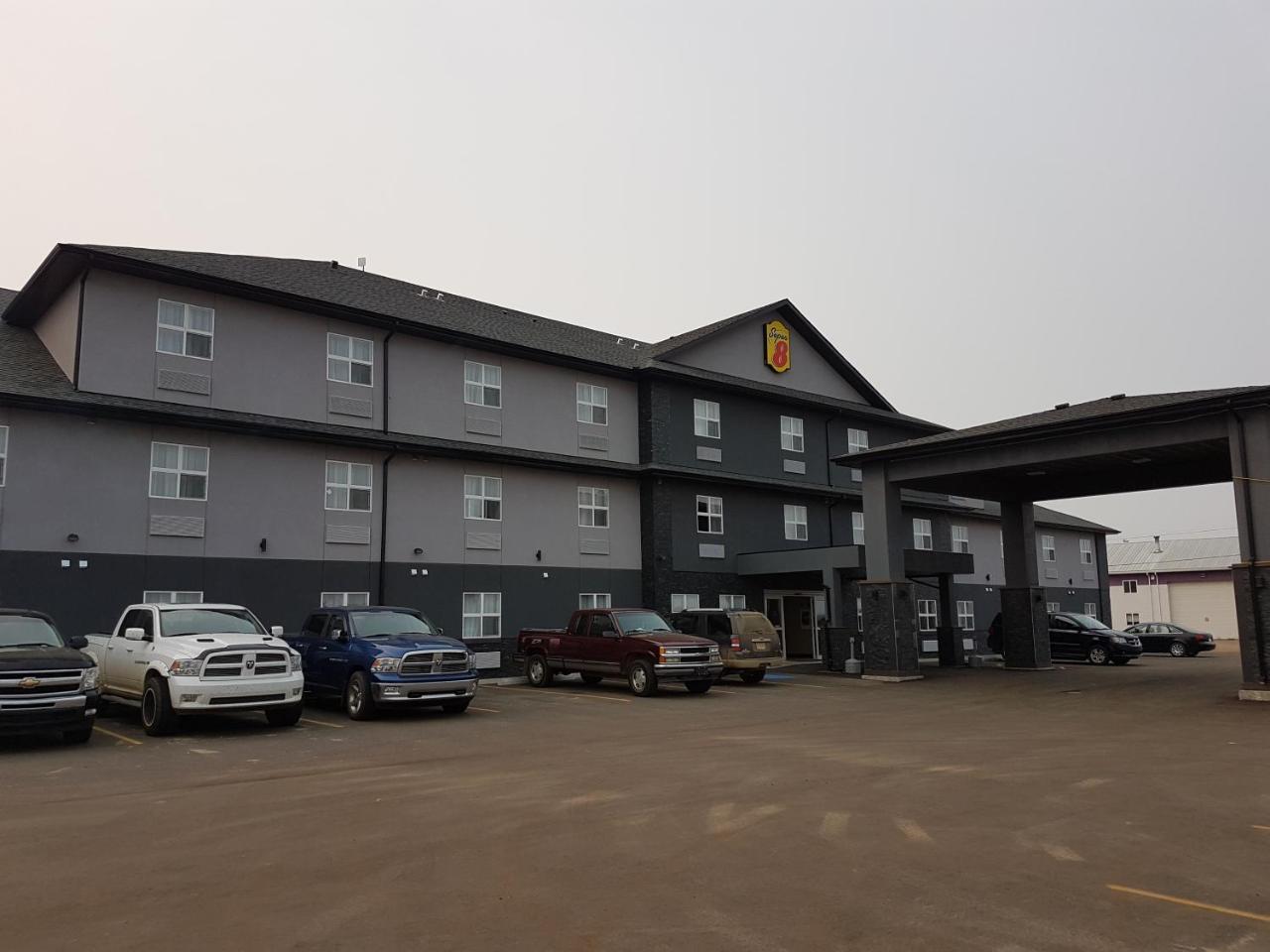 Super 8 By Wyndham Hardisty Hotel Bagian luar foto