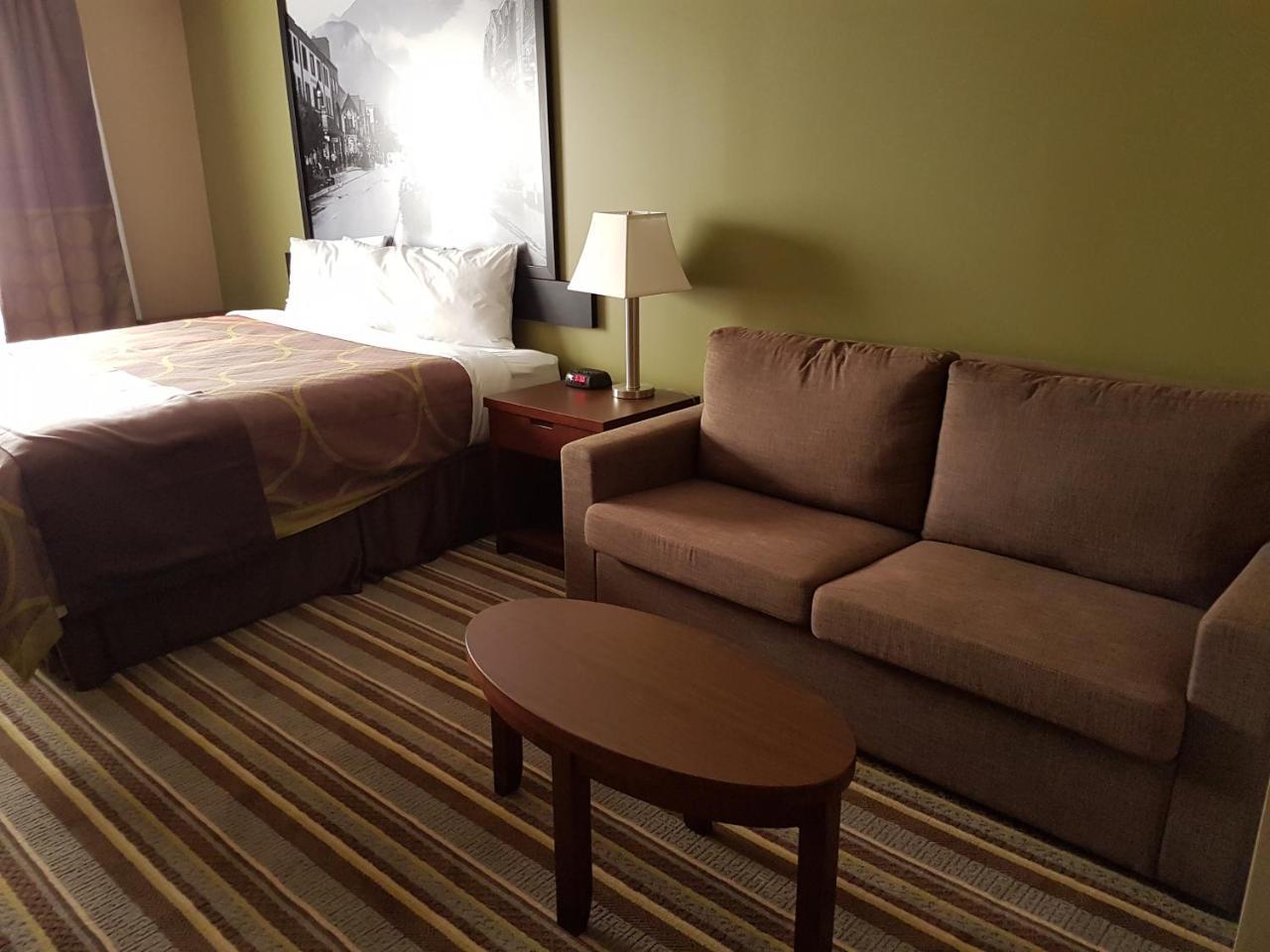 Super 8 By Wyndham Hardisty Hotel Bagian luar foto