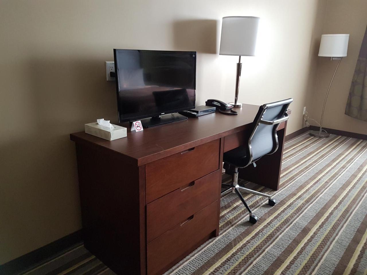 Super 8 By Wyndham Hardisty Hotel Bagian luar foto